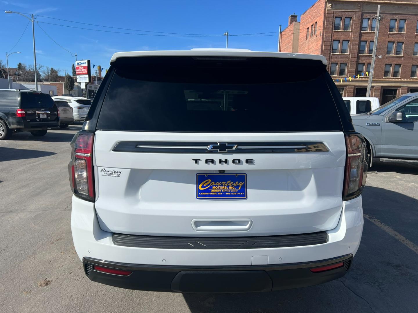 2022 WHITE /Black Chevrolet Tahoe Z71 w/ Luxury Package (1GNSKPKD6NR) with an 5.3L V8 engine, Automatic transmission, located at 116 5th Avenue South, Lewistown, MT, 59457, 47.063877, -109.427879 - Experience the power and luxury of the 2022 Chevrolet Tahoe Z71. This stunning SUV combines rugged durability with unmatched comfort, making it the perfect vehicle for any adventure. Whether you're navigating city streets or exploring off-road trails, the Tahoe Z71 delivers a smooth, responsive ride - Photo#3